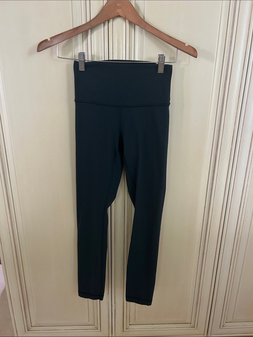 Lululemon wunder under dark green  Leggings. Size 4
